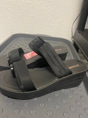 Wedge sandal -Dual-strap slide with a secure, stylish toe-loop